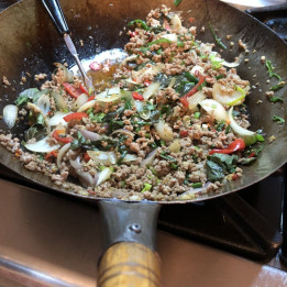Porc aux piments & basilic thaï