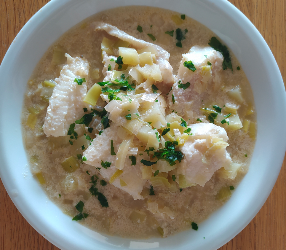 Soupe repas au poisson, pommes de terre et poireaux