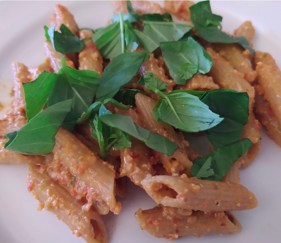 Pâtes et sauce sicilienne aux tomates cerises crues